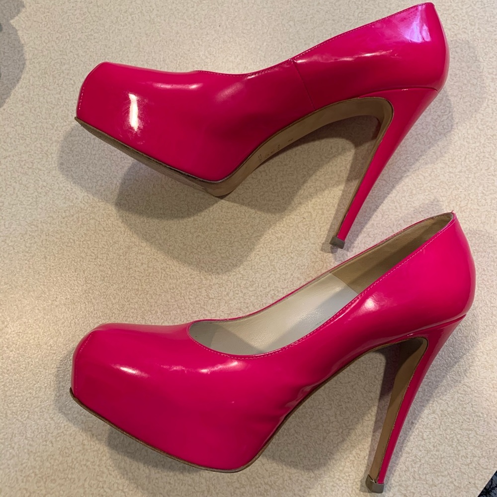 Brian Atwood platform pumps